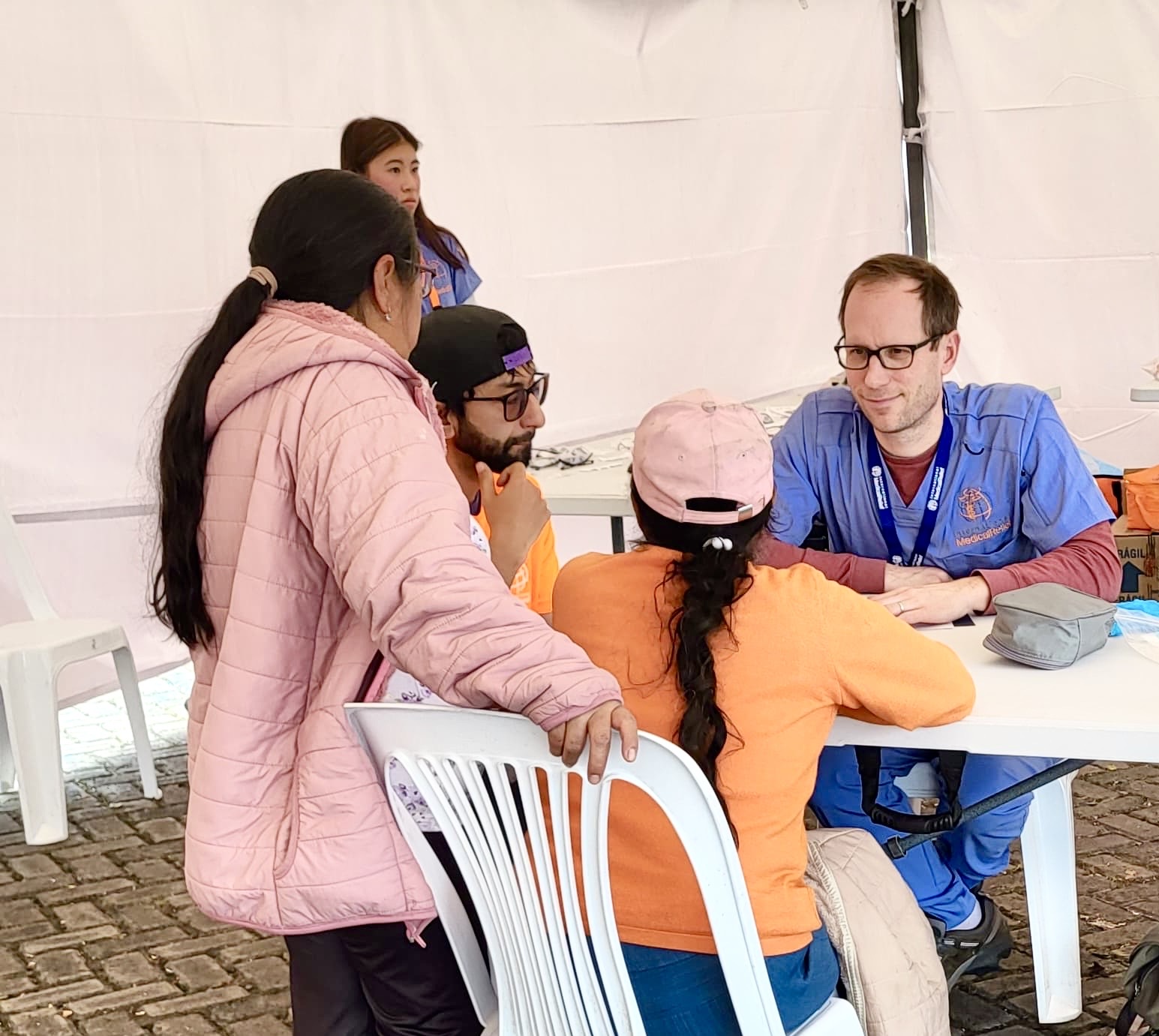 Pine Point Medical volunteer speaking with patient during Ecuador mission trip clinic